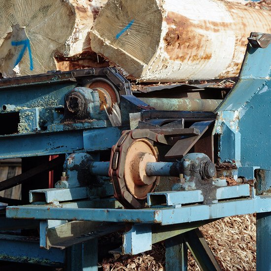 iwis roller chains with sawtooth plates and solutions for the timber industry